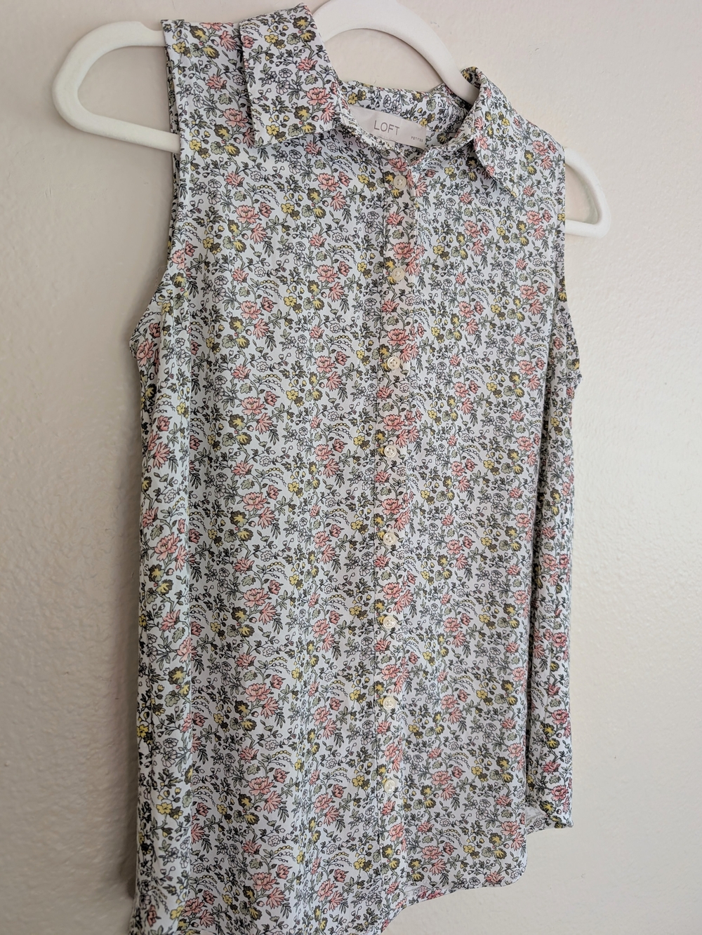 Sweet LOFT Sleeveless Collared Blouse with Delicate Florals - XS Petite - Picture 3 of 7